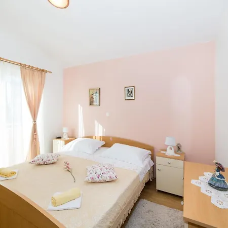 Holiday home Stunning In Kastel Luksic With Kitchen