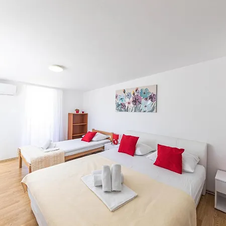 Stunning In Kastel Luksic With Kitchen Holiday home *