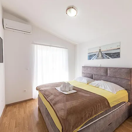 Holiday home Stunning In Kastel Luksic With Kitchen