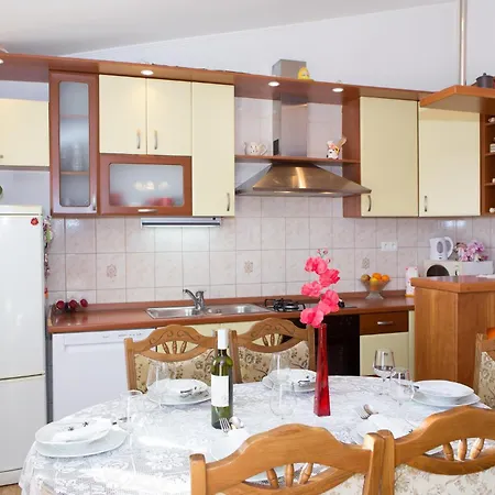 Holiday home Stunning In Kastel Luksic With Kitchen Kastela