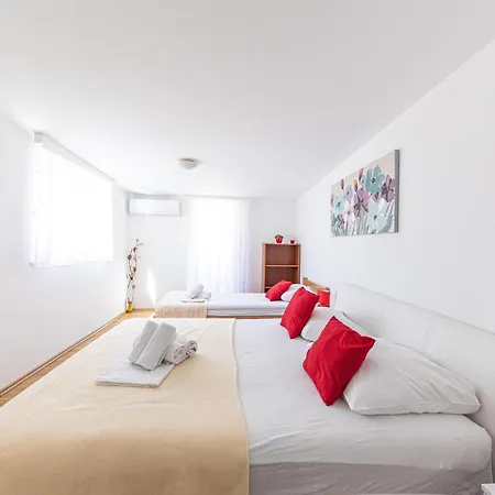 Stunning In Kastel Luksic With Kitchen Holiday home Kastela
