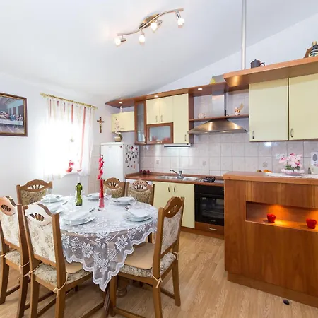 Holiday home Stunning In Kastel Luksic With Kitchen Kastela
