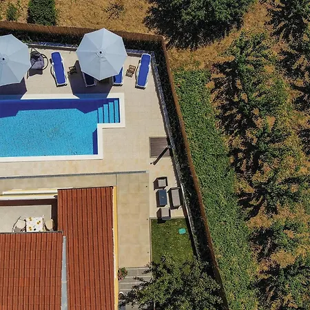 Holiday home Stunning In Kastel Luksic With Kitchen