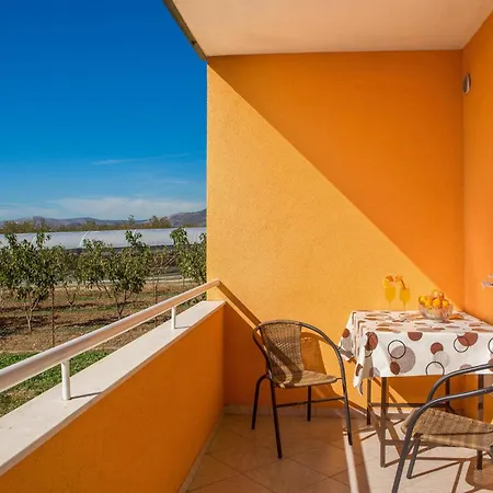 Holiday home Stunning In Kastel Luksic With Kitchen *