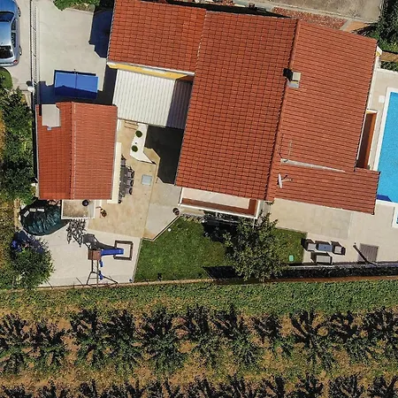 Holiday home Stunning In Kastel Luksic With Kitchen