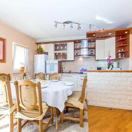 Holiday home Stunning In Kastel Luksic With Kitchen