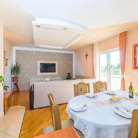 Cozy In Kastel Luksic Kaštela